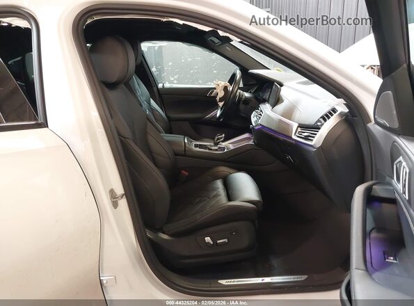 5UXCY6C06P9R42532 2023 BMW X6 White Вид салону спереду
