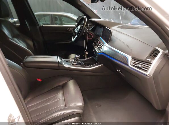 5UXJU4C04P9N59468 2023 BMW X5 Белый Вид салона спереди