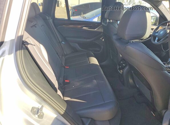 5UXTR7C5XKLF26464 2019 BMW X3 Silver Widok wnętrza z tyłu