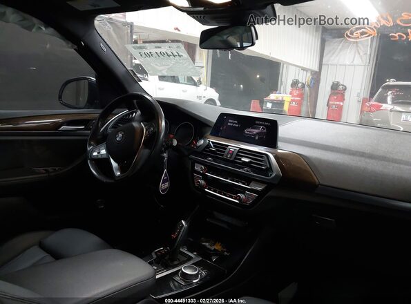 5UXTY3C00M9E39494 2021 BMW X3 White Widok wnętrza z przodu