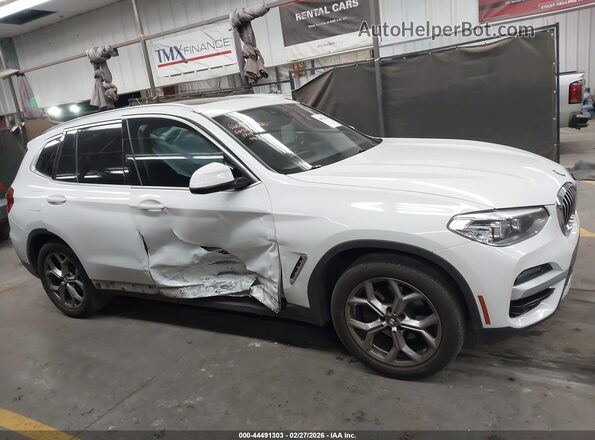 5UXTY3C00M9E39494 2021 BMW X3 White Widok wnętrza z tyłu