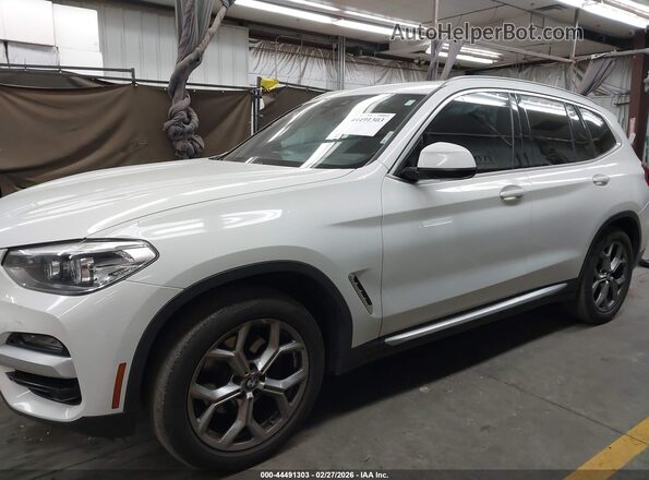5UXTY3C00M9E39494 2021 BMW X3 White Widok wnętrza 360 stopni