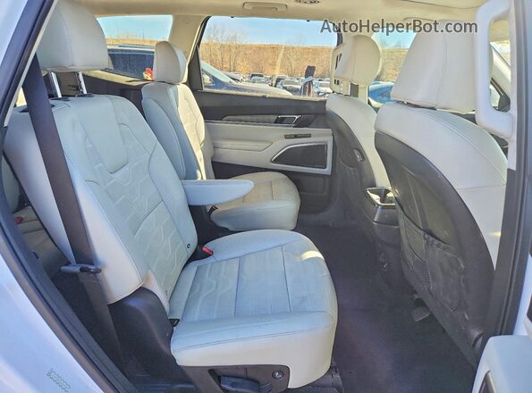 5XYP5DHCXNG230457 2022 KIA TELLURIDE White Widok wnętrza z tyłu