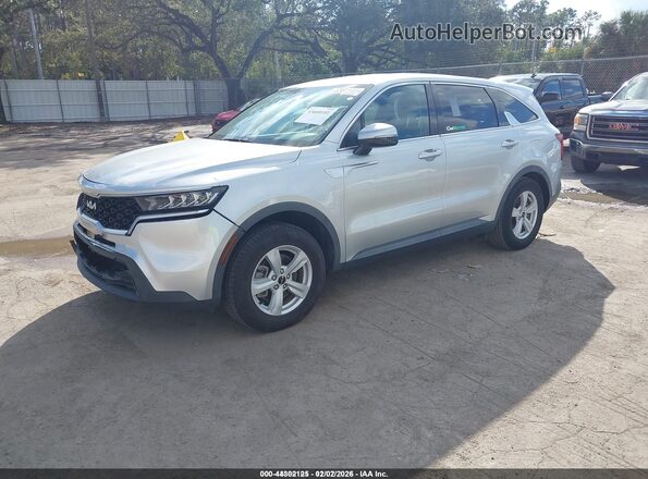 5XYRG4LC1NG113683 2022 KIA SORENTO Серебряный Передняя левая четверть
