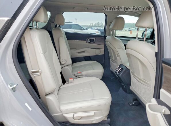 5XYRH4LF0NG140400 2022 KIA SORENTO Gray Vista interior trasera