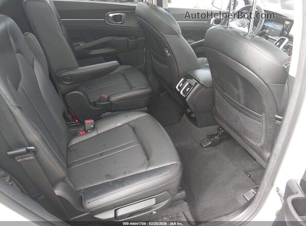 5XYRKDLF4PG195873 2023 KIA SORENTO White Widok naklejki z numerem VIN
