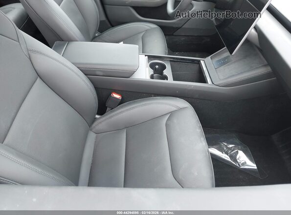 5YJ3E1EA0SF024261 2025 TESLA MODEL 3 Gray Vista interior delantera