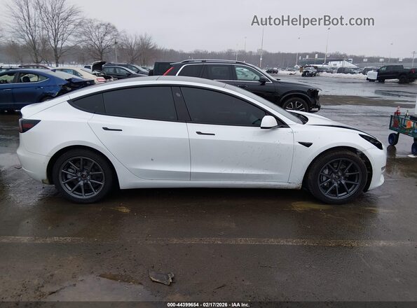 5YJ3E1EB3NF273229 2022 TESLA MODEL 3 White Вид задньої частини салону
