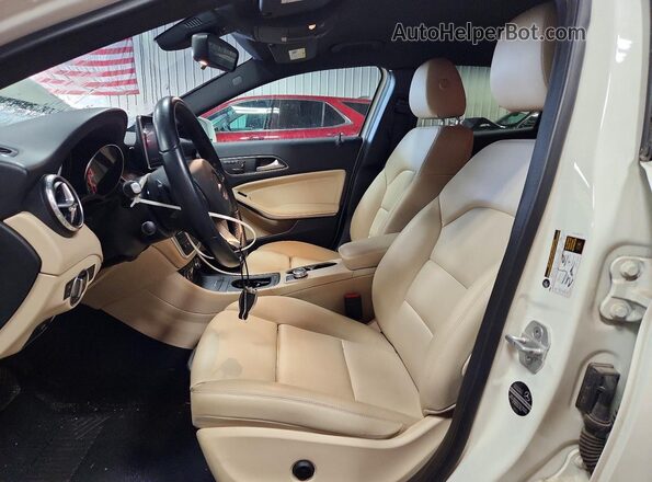 WDCTG4GB5HJ287794 2017 MERCEDES-BENZ GLA White Widok deski rozdzielczej