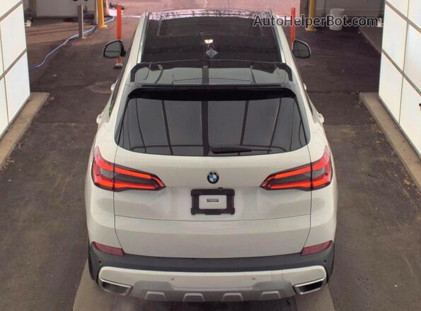 5UXCR6C55KLK82410 2019 BMW X5 White 