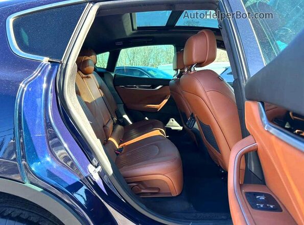 ZN661XUA7JX288447 2018 MASERATI LEVANTE Синий 