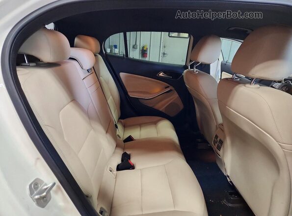 WDCTG4GB5HJ287794 2017 MERCEDES-BENZ GLA White Widok wnętrza z tyłu