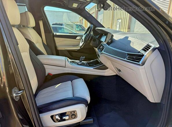 5UXCW2C07N9M52922 2022 BMW X7 Gray Rear view