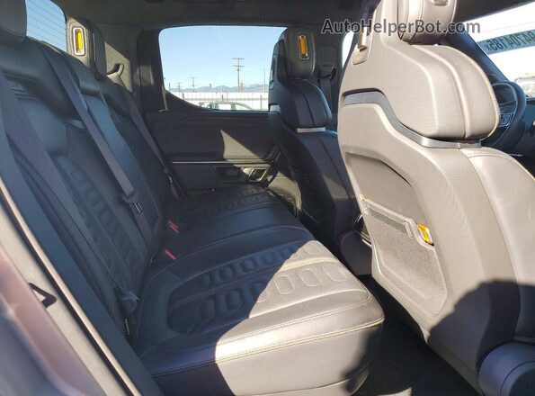 7FCTGAAL7NN011718 2022 RIVIAN R1T Silver Vista de los asientos traseros