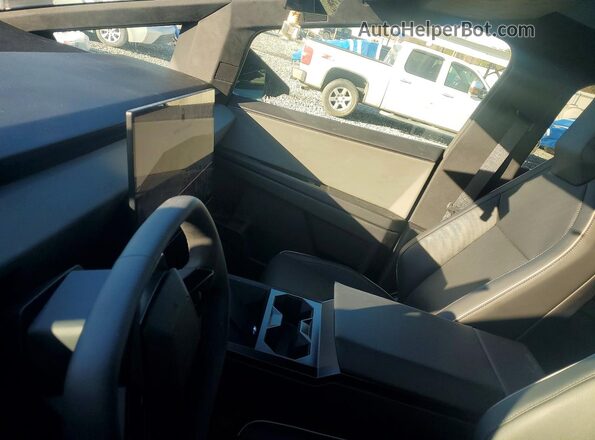 7G2CEHED0SA072307 2025 TESLA CYBERTRUCK Silver Vista del cuadro de instrumentos