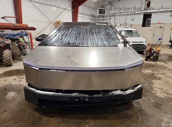 7G2CEHED1RA048396 2024 TESLA CYBERTRUCK Silver Widok z przodu
