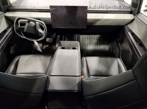 7G2CEHED1RA048396 2024 TESLA CYBERTRUCK Silver Widok deski rozdzielczej