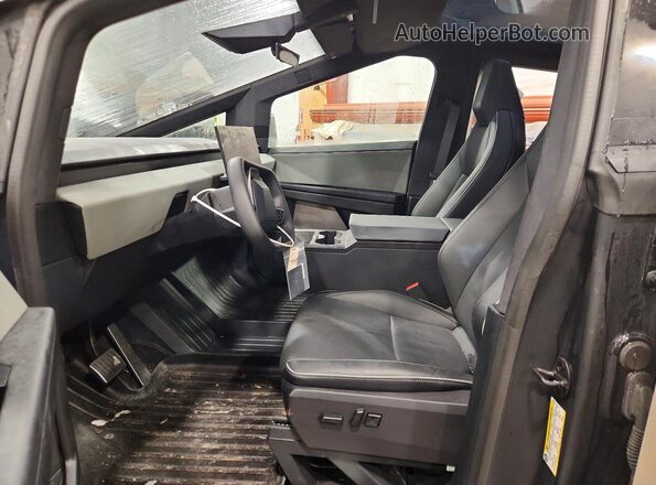 7G2CEHED1RA048396 2024 TESLA CYBERTRUCK Silver Widok wnętrza z przodu