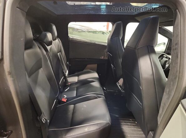 7G2CEHED1RA048396 2024 TESLA CYBERTRUCK Silver Widok tylnych siedzeń