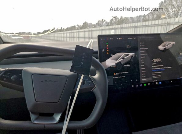 7G2CEHED2SA074365 2025 TESLA CYBERTRUCK Silver Vista del salpicadero