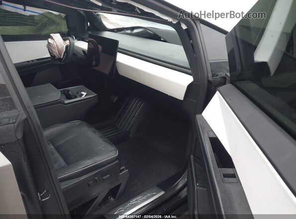 7G2CEHED4RA020947 2024 TESLA CYBERTRUCK Gray Widok wnętrza z przodu