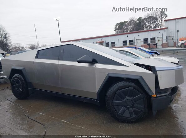7G2CEHED4RA020947 2024 TESLA CYBERTRUCK Gray Widok wnętrza z tyłu