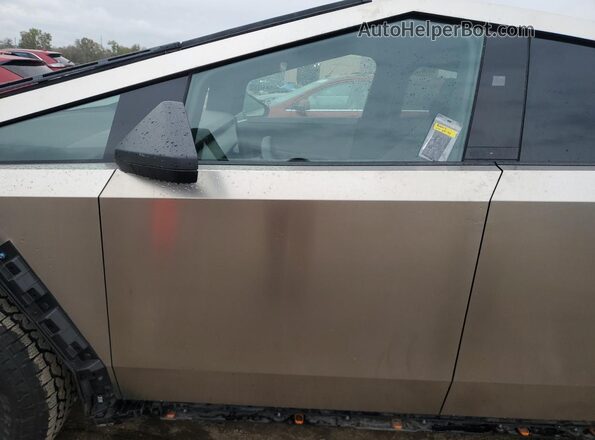 7G2CEHED5RA051186 2024 TESLA CYBERTRUCK Tan Widok wnętrza z przodu