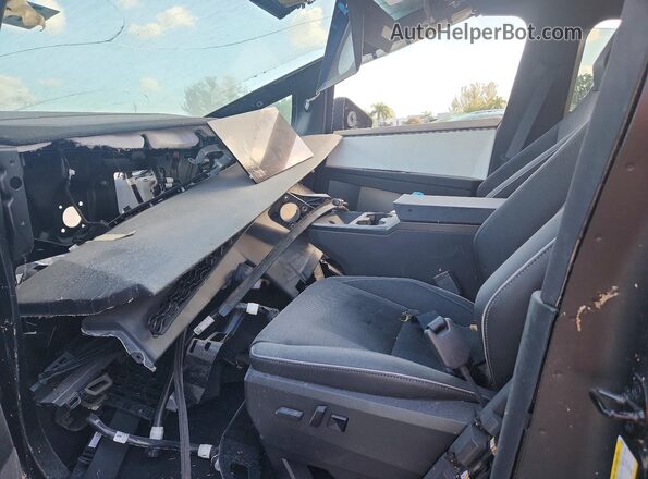 7G2CEHED7RA026001 2024 TESLA CYBERTRUCK Gray Widok wnętrza z przodu