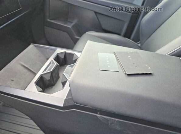 7G2CEHED7RA048483 2024 TESLA CYBERTRUCK Серебряный Вид задних сидений