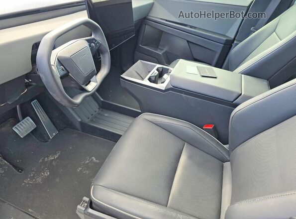 7G2CEHED7RA048483 2024 TESLA CYBERTRUCK Серебряный Вид салона спереди