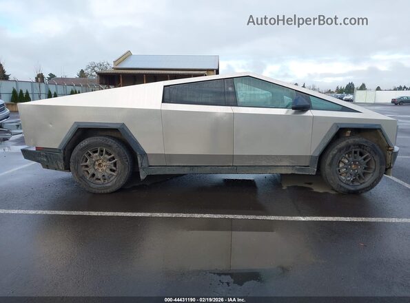 7G2CEHED9RA017042 2024 TESLA CYBERTRUCK Silver Вид задньої частини салону