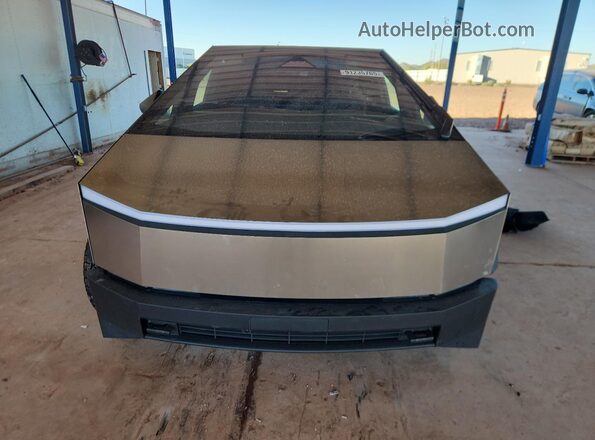 7G2CEHED9RA032270 2024 TESLA CYBERTRUCK Silver Widok z przodu