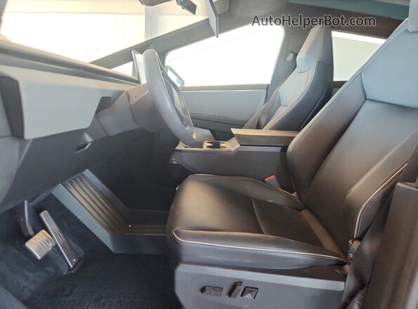 7G2CEHED9RA032270 2024 TESLA CYBERTRUCK Silver Widok wnętrza z przodu