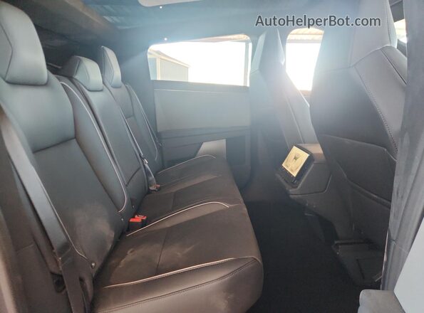 7G2CEHED9RA032270 2024 TESLA CYBERTRUCK Silver Widok tylnych siedzeń