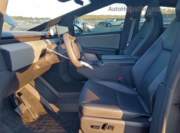 7G2CEHEDXRA037588 2024 TESLA CYBERTRUCK Black Vista interior delantera