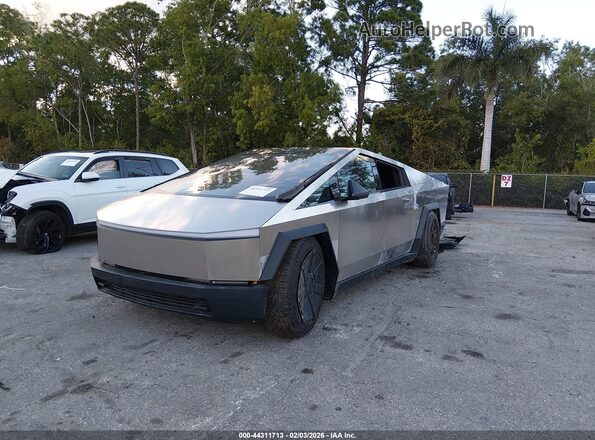 7G2CEHEE1RA035317 2024 TESLA CYBERTRUCK Silver Передня ліва чверть