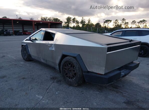 7G2CEHEE1RA035317 2024 TESLA CYBERTRUCK Silver Задня ліва чверть