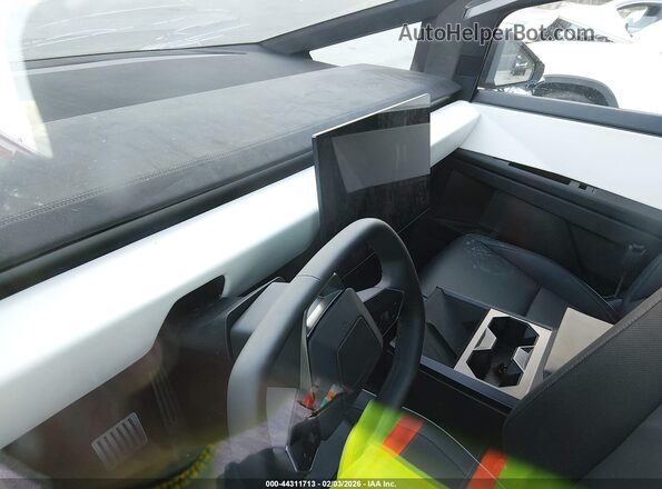 7G2CEHEE1RA035317 2024 TESLA CYBERTRUCK Silver 