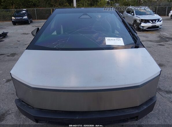 7G2CEHEE1RA035317 2024 TESLA CYBERTRUCK Silver Вид ззаду