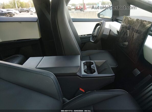 7G2CEHEE1RA035317 2024 TESLA CYBERTRUCK Silver Вид салону спереду
