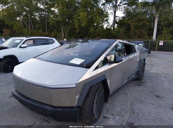 7G2CEHEE1RA035317 2024 TESLA CYBERTRUCK Silver Вид спереду