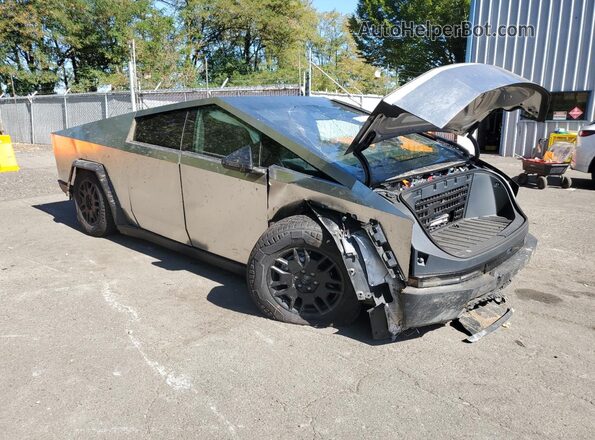 7G2CEHEE4RA036963 2024 TESLA CYBERTRUCK Серебряный Передняя правая четверть