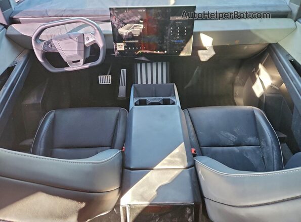 7G2CEHEE9RA021004 2024 TESLA CYBERTRUCK Silver Вид панелі приладів