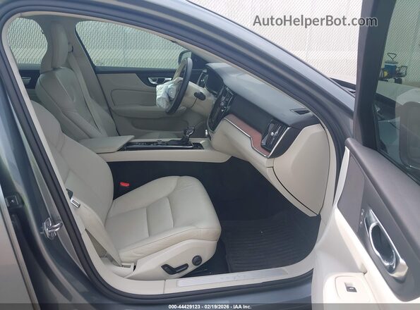 7JR102FZXMG112633 2021 VOLVO S60 Gray Vista interior delantera
