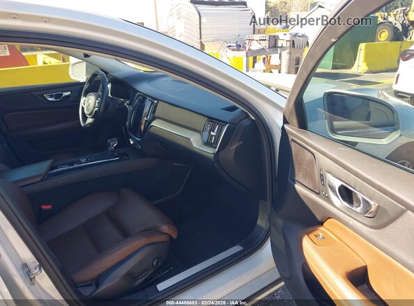 7JRA22TL4KG010090 2019 VOLVO S60 Gray წინა სალონის ხედი