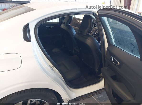 7JRL12GJ9SG362425 2025 VOLVO S60 White Widok naklejki z numerem VIN
