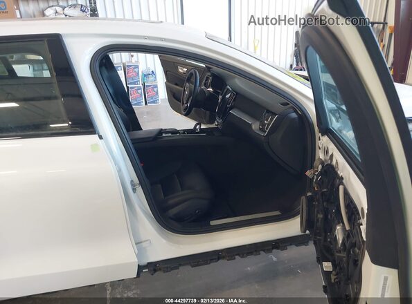 7JRL12GJ9SG362425 2025 VOLVO S60 White Widok wnętrza z przodu