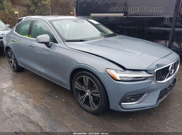 7JRL12TL2NG162014 2022 VOLVO S60 Light Blue Вид задньої частини салону