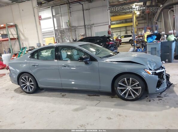 7JRL12TZ8NG189481 2022 VOLVO S60 Gray Vista interior trasera