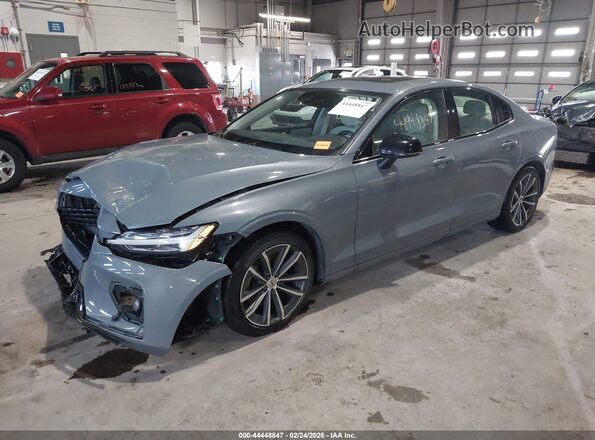 7JRL12TZ8NG189481 2022 VOLVO S60 Gray Vista tres cuartos delantera izquierda